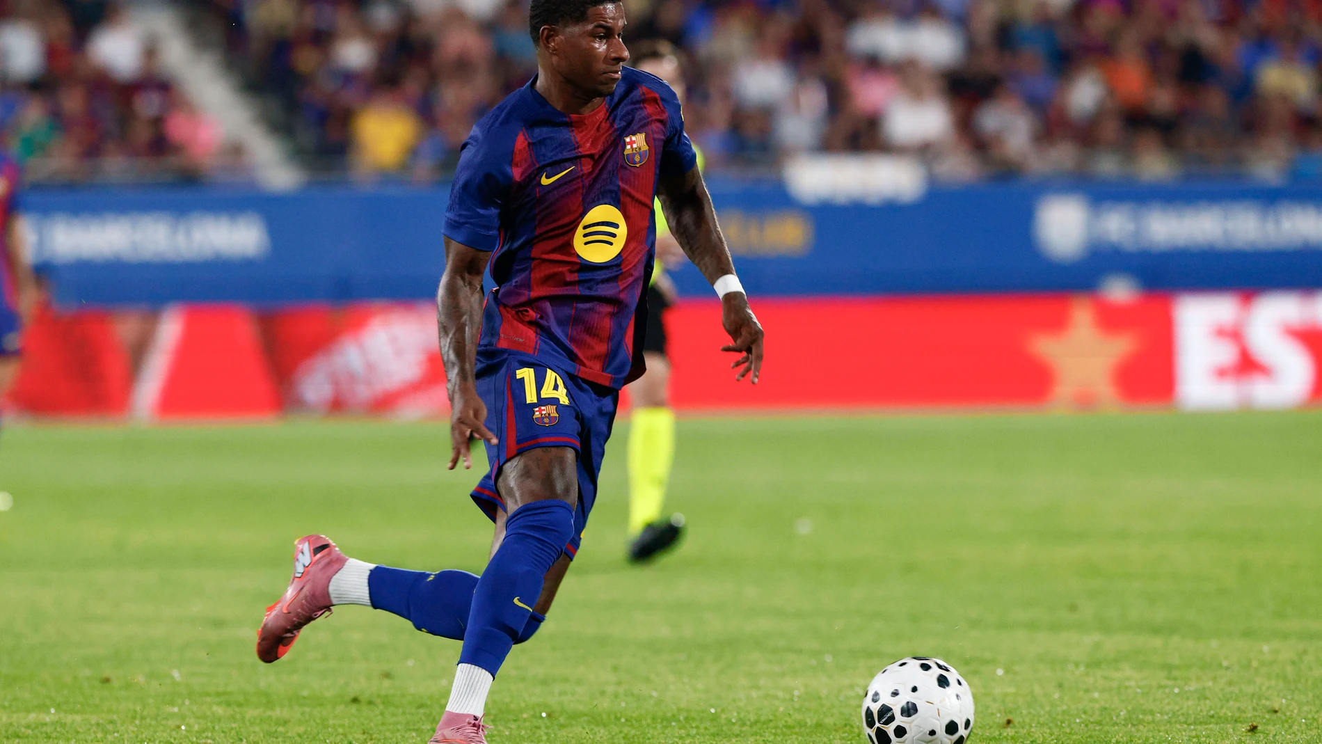 SANT JOAN DESPI (BARCELONA), 10/08/2025.- El delantero británico del Fc Barcelona Marcus Rashford durante el encuentro correspondiente a la 60.ª edición del Trofeo Joan Gamper que FC Barcelona y Como 1907 juegan este domingo en el estadio Johan Cruyff de la localidad barcelonesa de Sant Joan Despi. EFE/Quique García