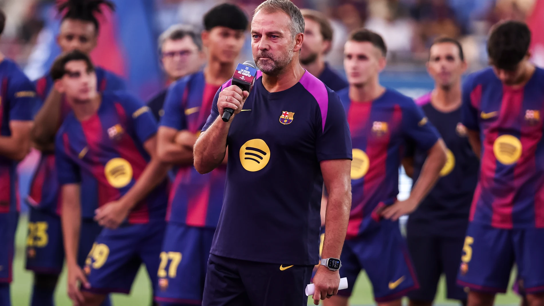 Hansi Flick, head coach of FC Barcelona speak to fans during the Joan Gamper Trophy, football match played between FC Barcelona and Como 1907 at Johan Cruyff Stadium on August 10, 2025 in Sant Joan Despi, Spain. AFP7 10/08/2025 ONLY FOR USE IN SPAIN
