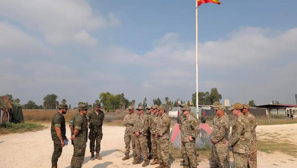 Los efectivos españoles explican los detalles de su misión a los estadounidenses