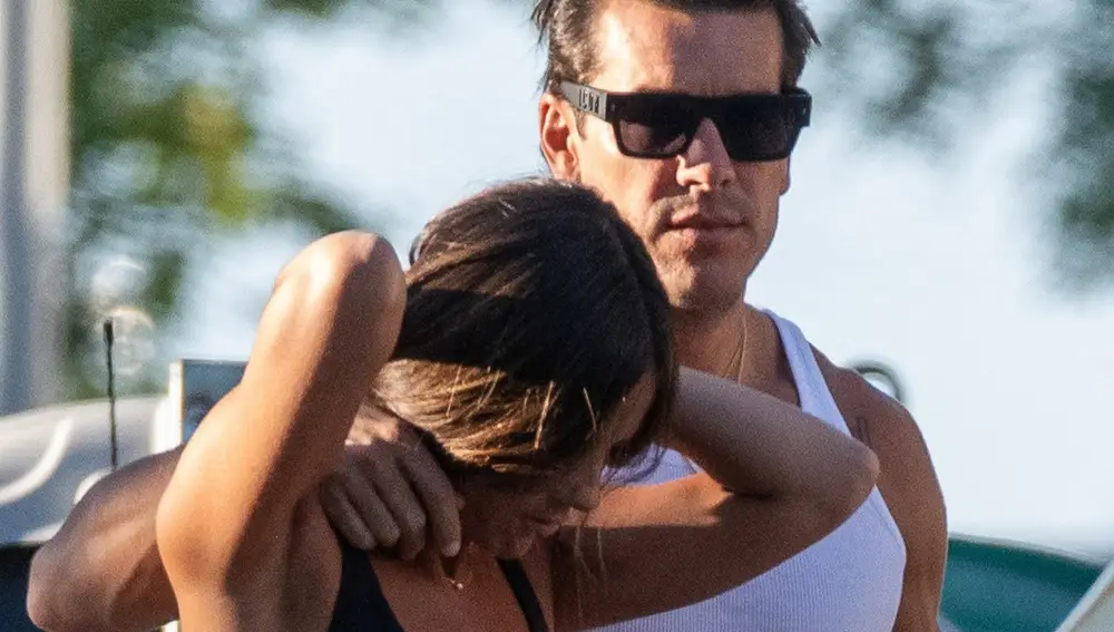 Mario Casas y Melyssa Pinto, cómplices y deportivos, protagonizan su jornada más familiar... ¡con beso incluido!
