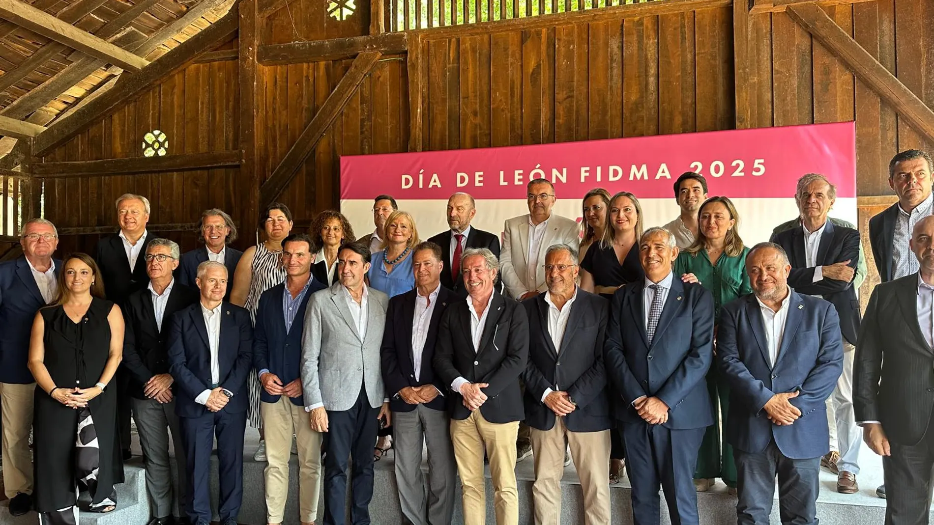 Suárez-Quiñones, Leticia García, Pollán y Courel en la foto de familia de la delegación leonesa en Gijón