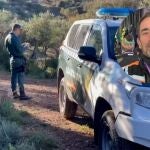 El desaparecido, Gregorio B., de 55 años, circulaba en una motocicleta BMW R-850 con matrícula 6690DMW de color gris y vestía traje negro con chaleco naranja con el nombre de 'Goyo'.