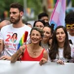 La líder de Sumar, Yolanda Díaz, y el secretario LGTBI del PSOE, Víctor Gutiérrez, en el Orgullo. 