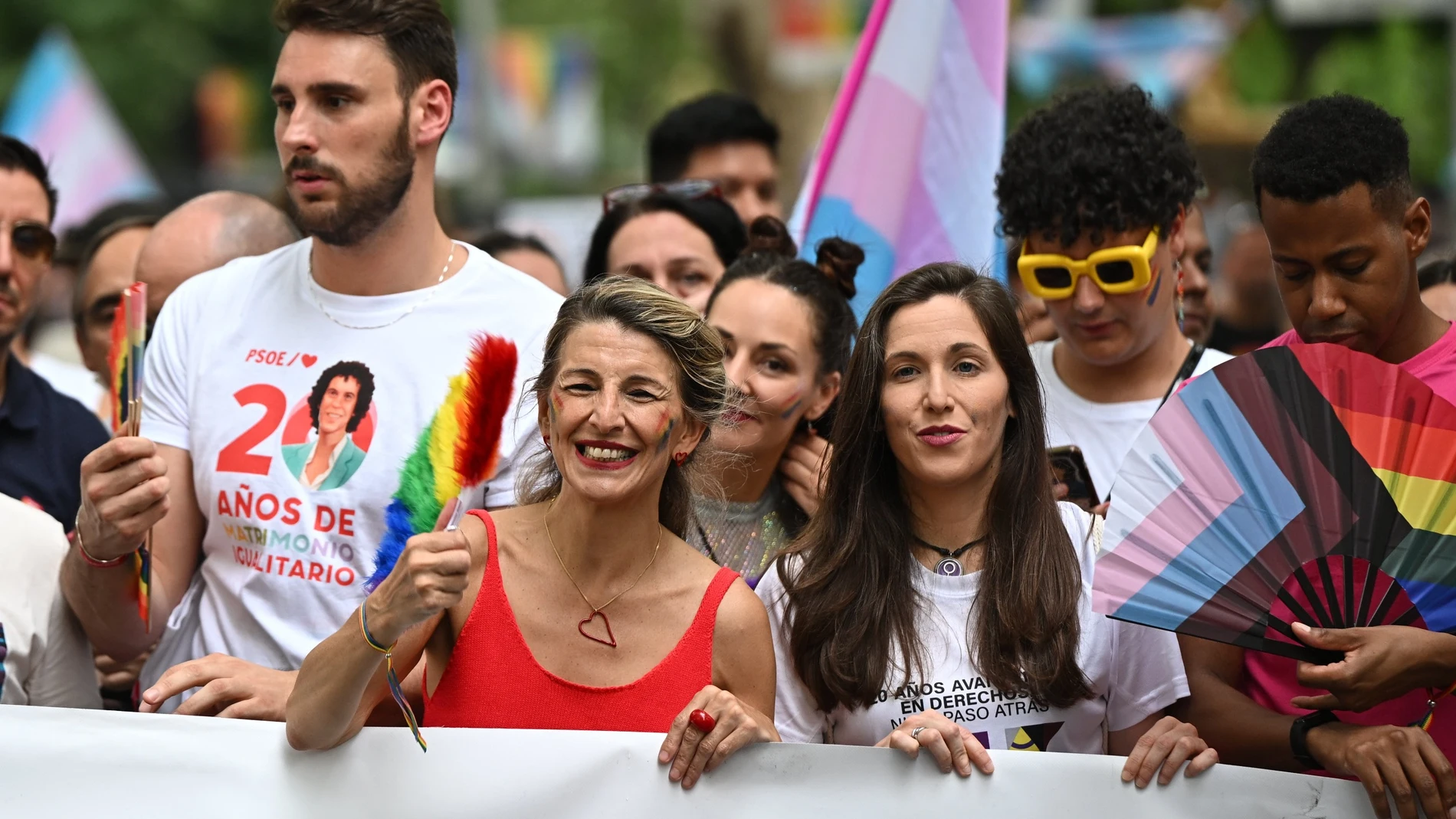 La líder de Sumar, Yolanda Díaz, y el secretario LGTBI del PSOE, Víctor Gutiérrez, en el Orgullo.