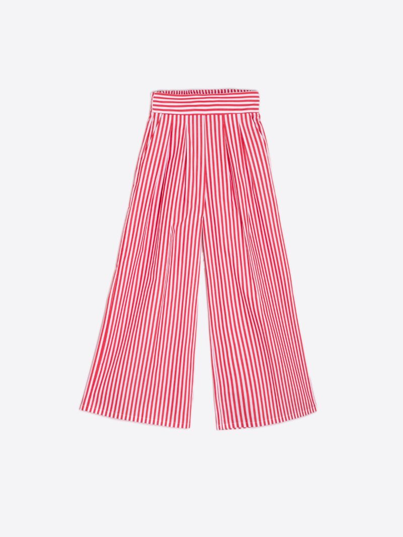 Pantalones de rayas.
