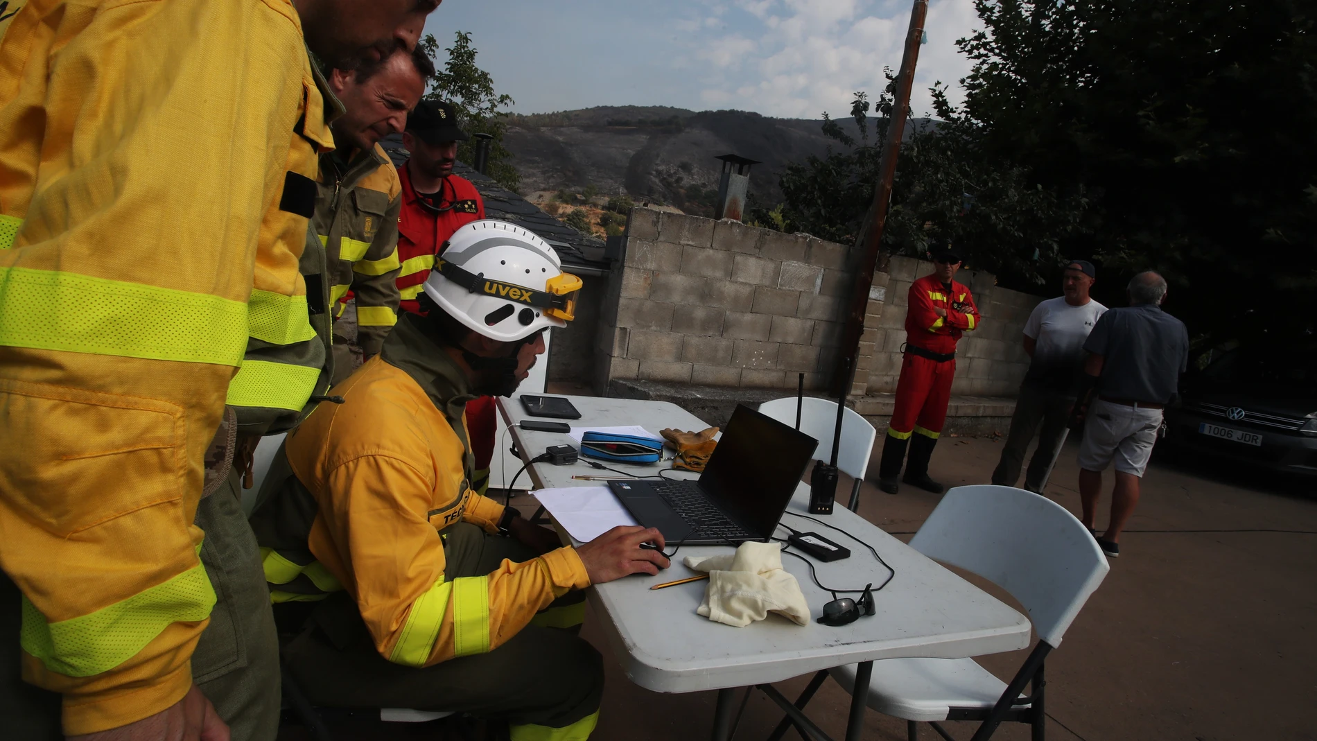 PONFERRADA (LEÓN), 10/08/2025.- Desalojo de varios vecinos durante un incendio en el Bierzo, este domingo. La Junta de Castilla y León ha informado este domingo de la positiva evolución del incendio de Yeres, en el término municipal de Puente Domingo Flórez (León), donde las llamas no amenazan ya el cercano Parque Natural de Las Médulas ni la localidad, de la que fueron evacuados sus 35 vecinos a última hora de la tarde de ayer. EFE/ Ana F. Barredo