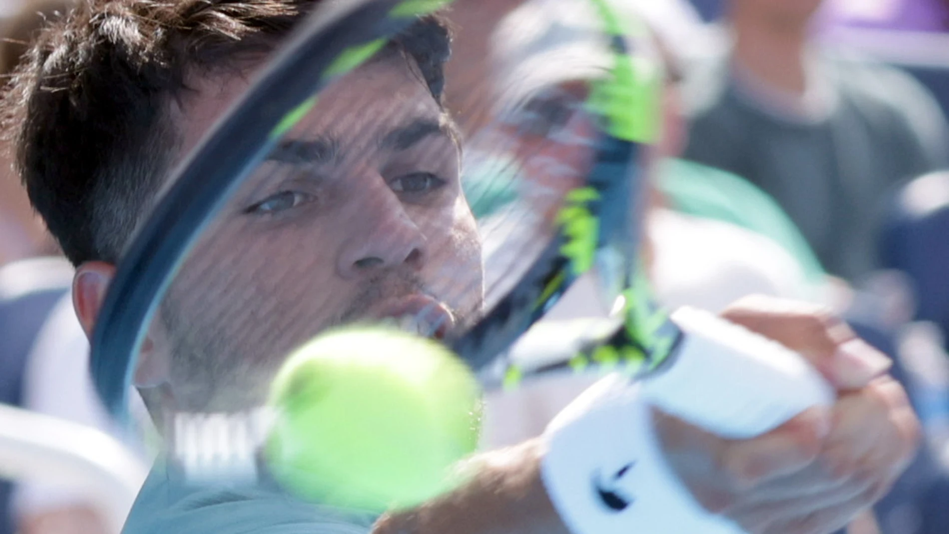 MASON (United States), 10/08/2025.- Carlos Alcaraz of Spain in action against Damir Dzumhur of Bosnia-Herzegovina during their 2nd round match of the Cincinnati Open at the Lindner Family Tennis Center in Mason Ohio, USA, 10 August 2025. (Tenis, España) EFE/EPA/MARK LYONS
