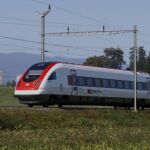 Un hombre sobrevive al aferrarse a un tren de alta velocidad que viajaba con destino a Austria: había salido a fumar un cigarrillo