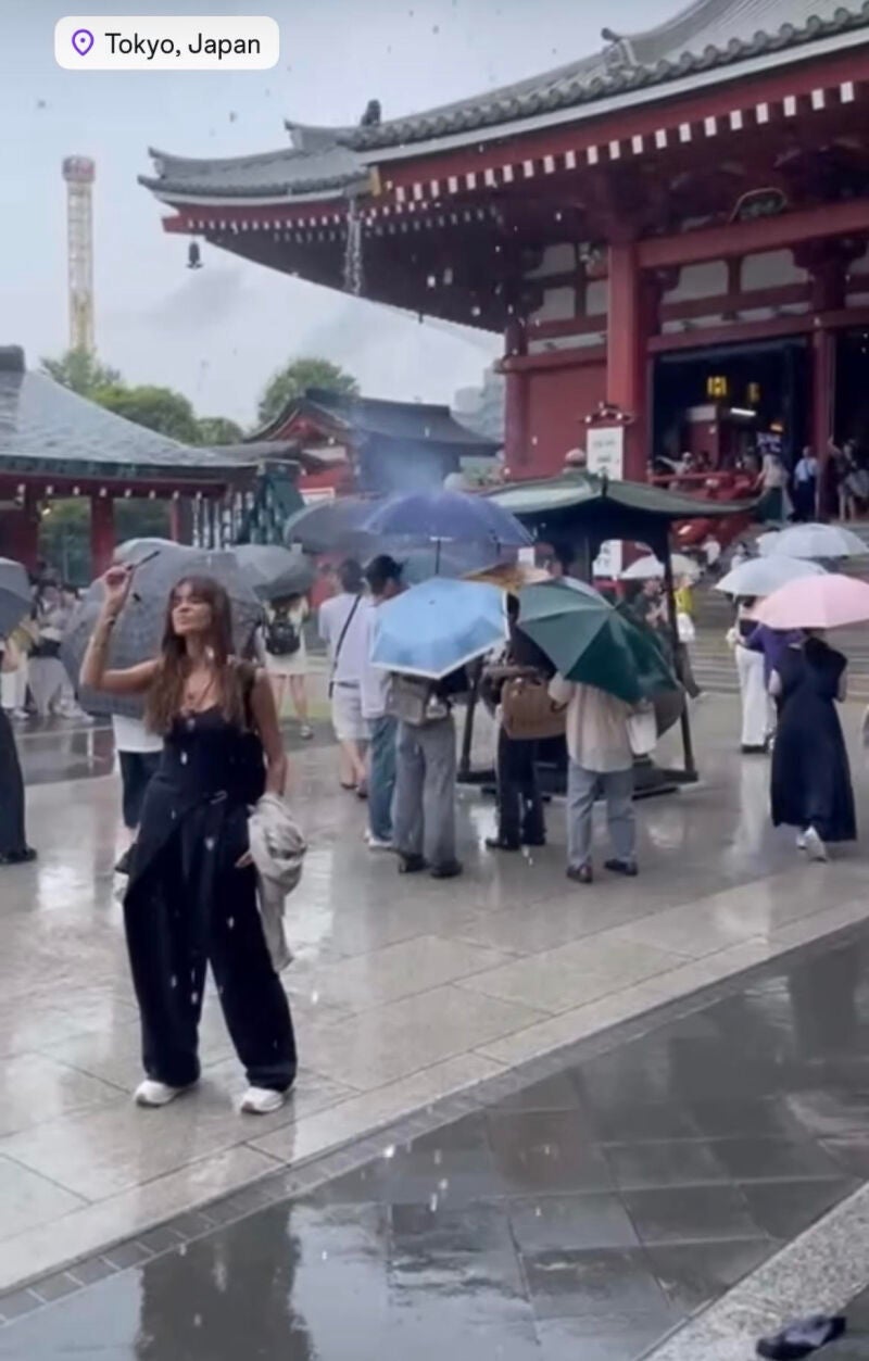 El look de Sara Carbonero en Japón.