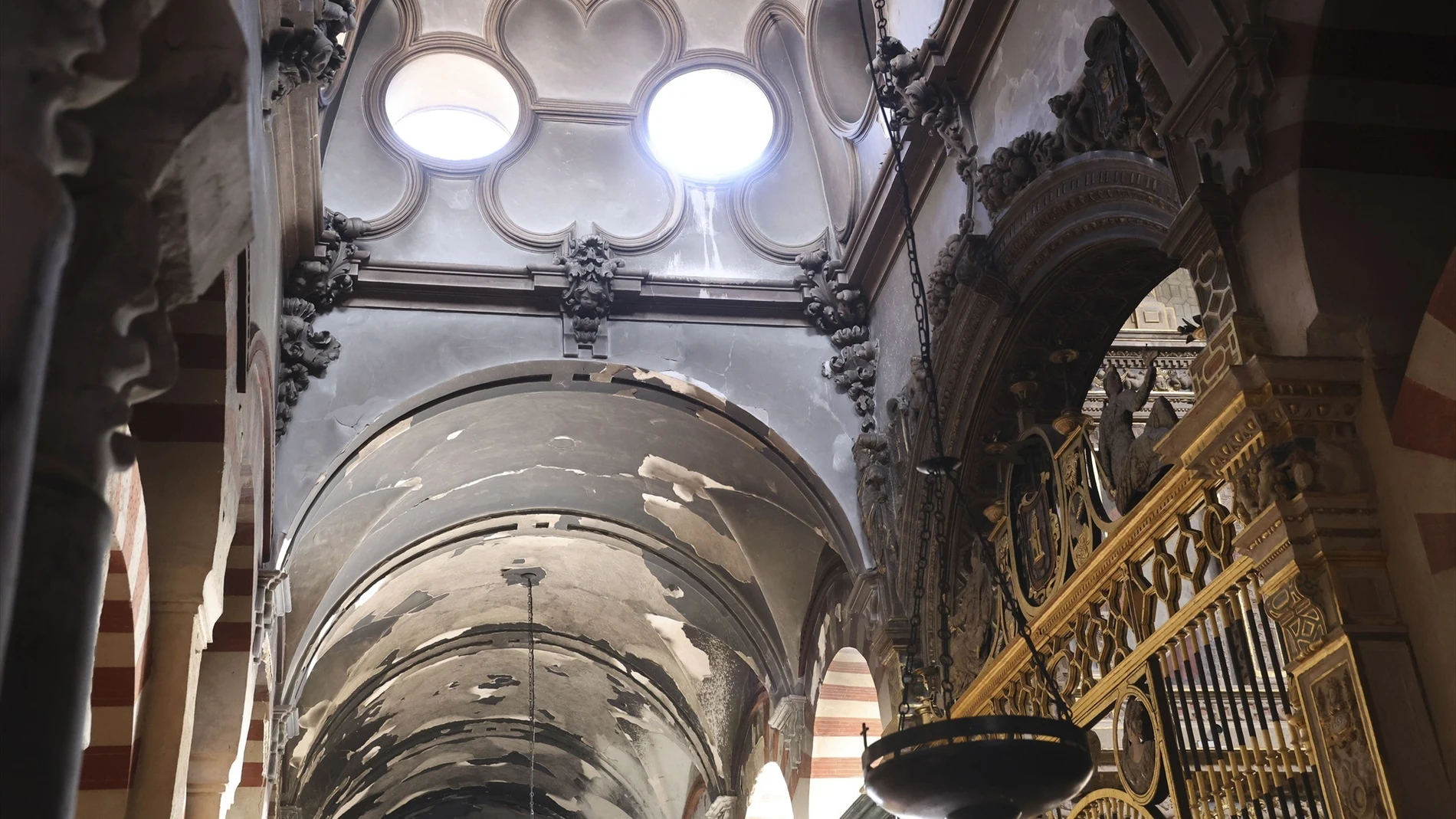 Interior de la Mezquita de Córdoba afectado