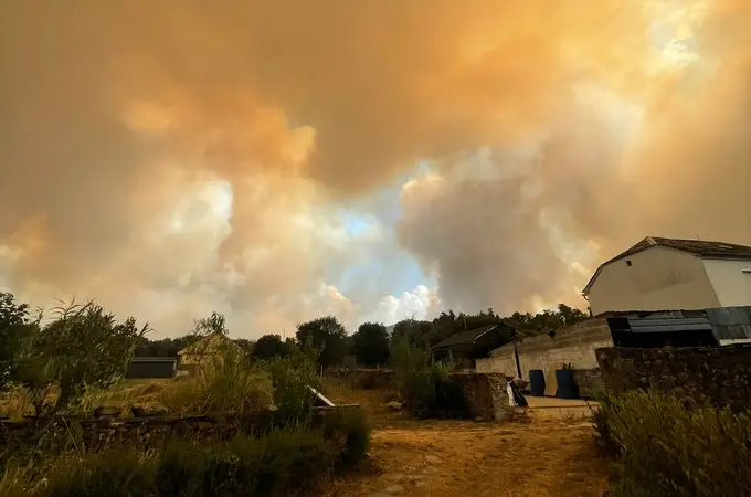 El fuego obliga a desalojar a más de mil personas en El Bierzo y en Zamora El fuego obliga a desalojar a más de mil personas en El Bierzo y en Zamora