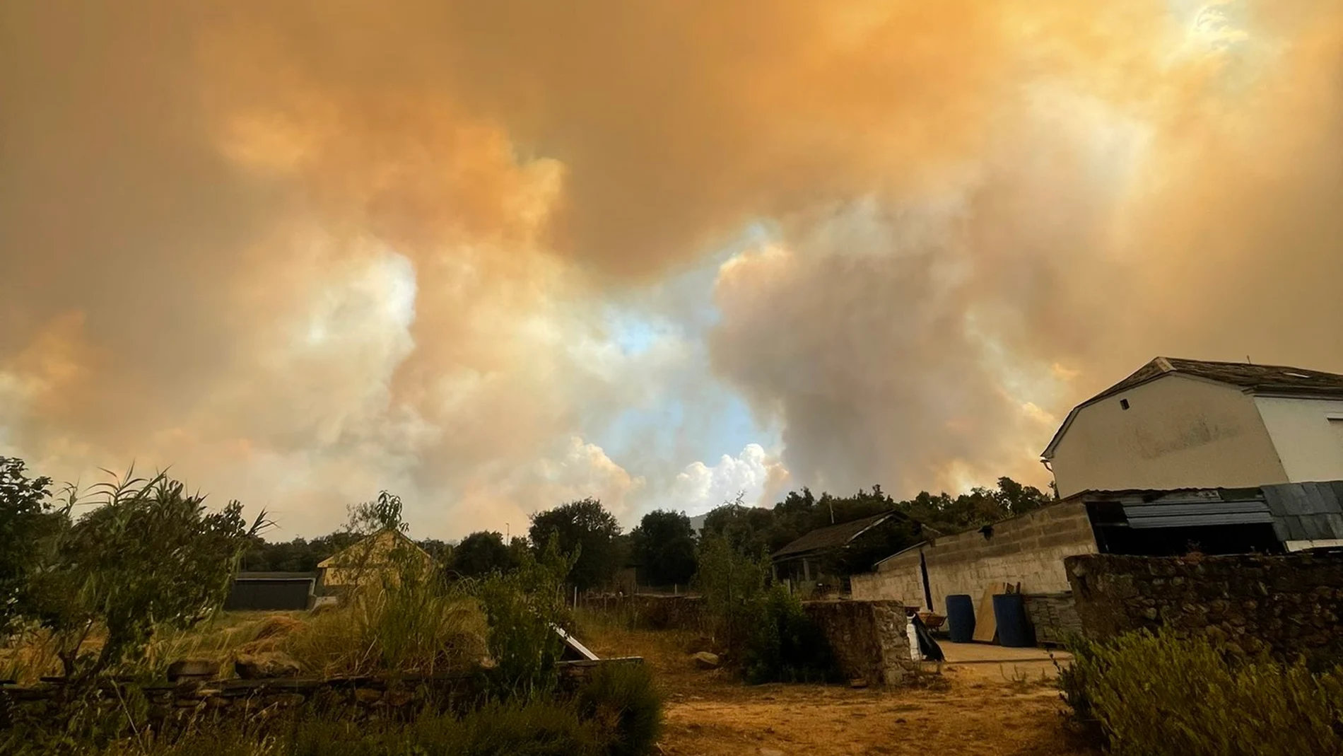 El fuego obliga a desalojar a unas 700 personas de varios pueblos de El Bierzo