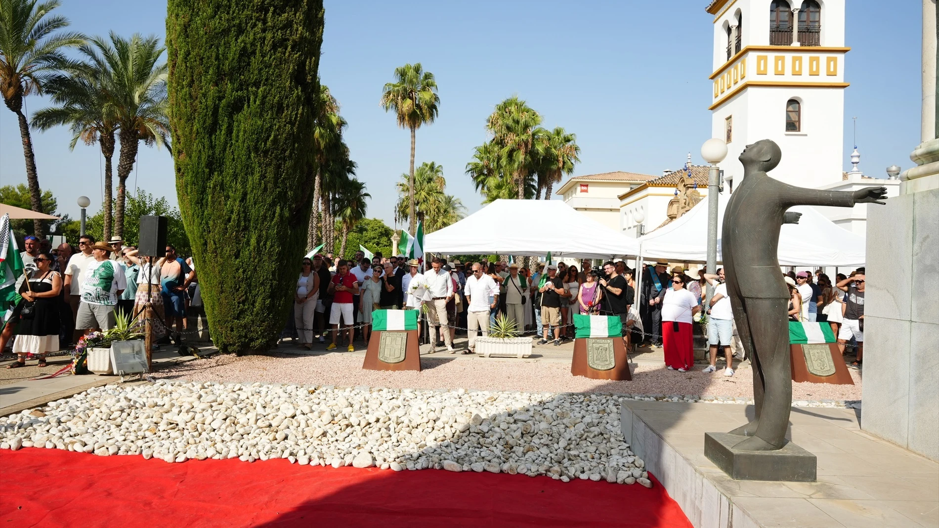 Imágenes de la ofrendada de flores en el monumento a Blas Infante