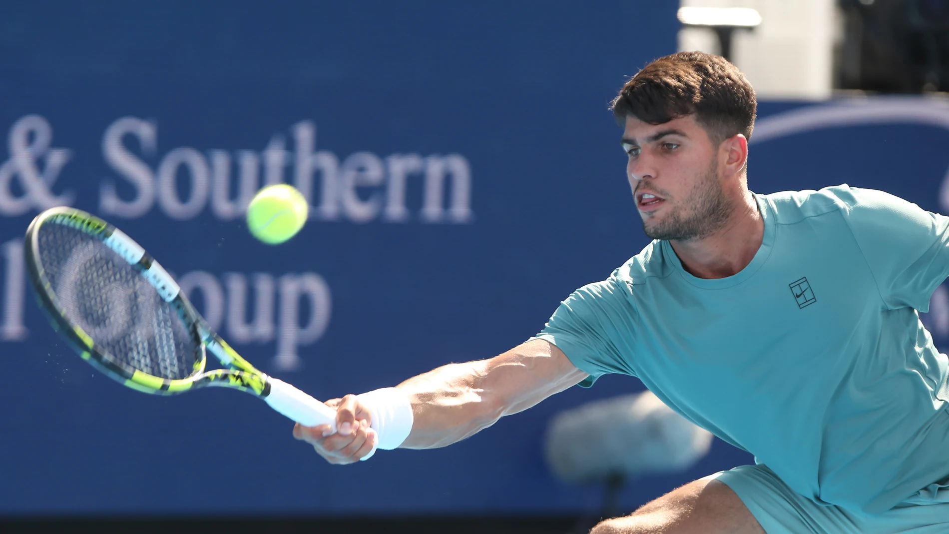 MASON (United States), 10/08/2025.- Carlos Alcaraz of Spain in action against Damir Dzumhur of Bosnia-Herzegovina during the 2nd round of the Cincinnati Open at the Lindner Family Tennis Center in Mason, Ohio, USA, 10 August 2025. (Tenis, España) EFE/EPA/MARK LYONS