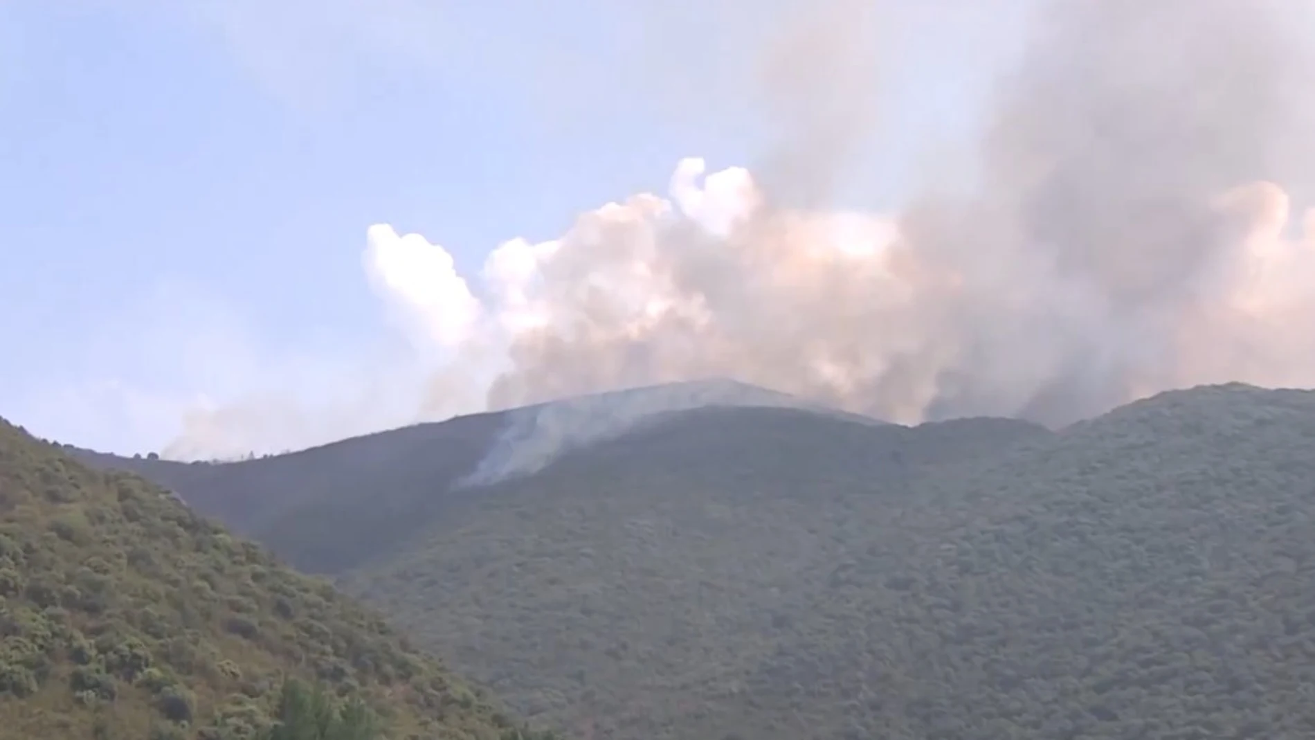 Imagen del fuego avanzando ceca de Las Médulas (León)