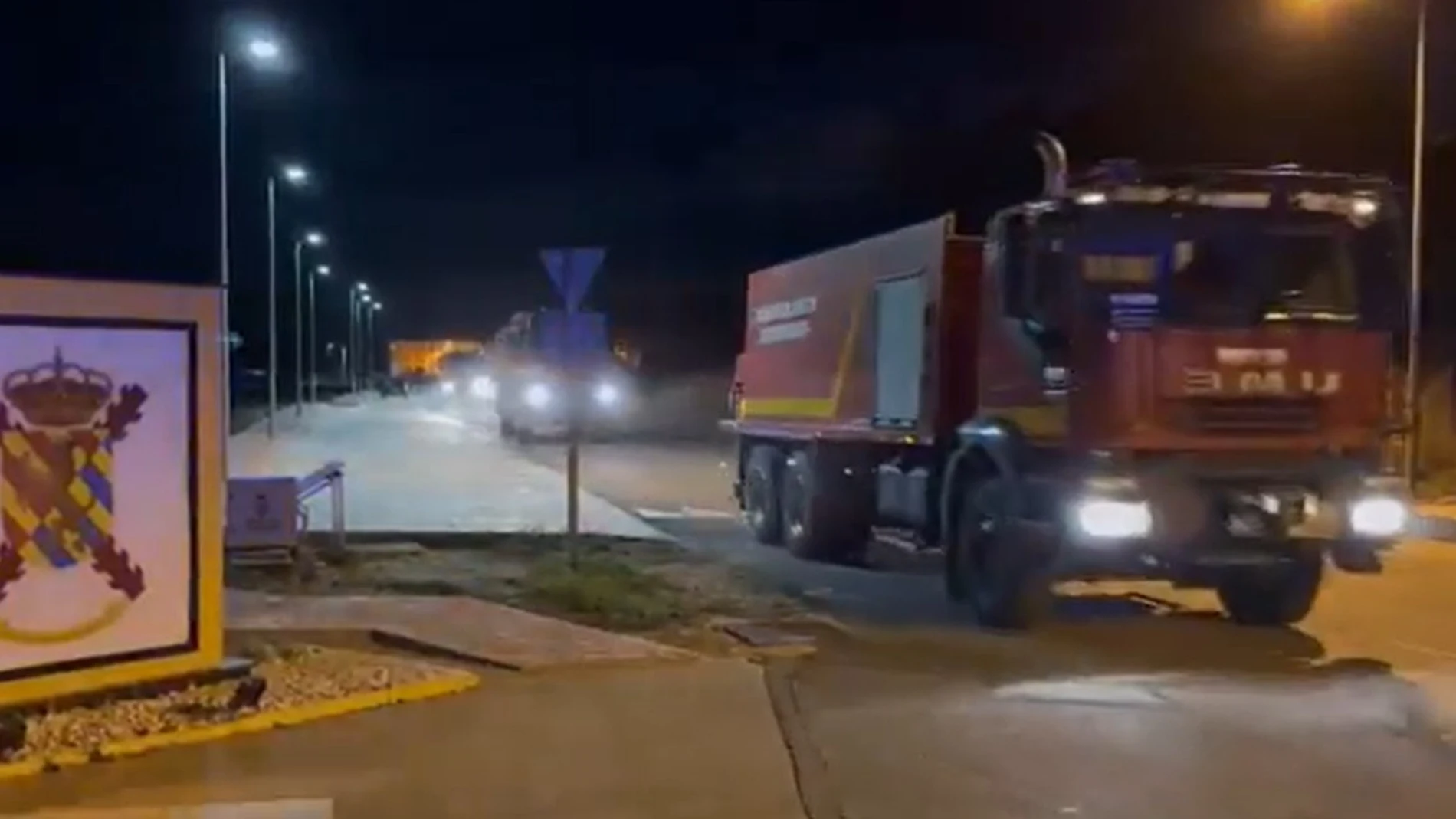 Una noche dura para las decenas de medios terrestres que en plena ola de calor están sofocando las llamas de estos incendios