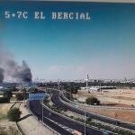 Trabajan en la extinción de un incendio de vegetación cercano a la M-45
