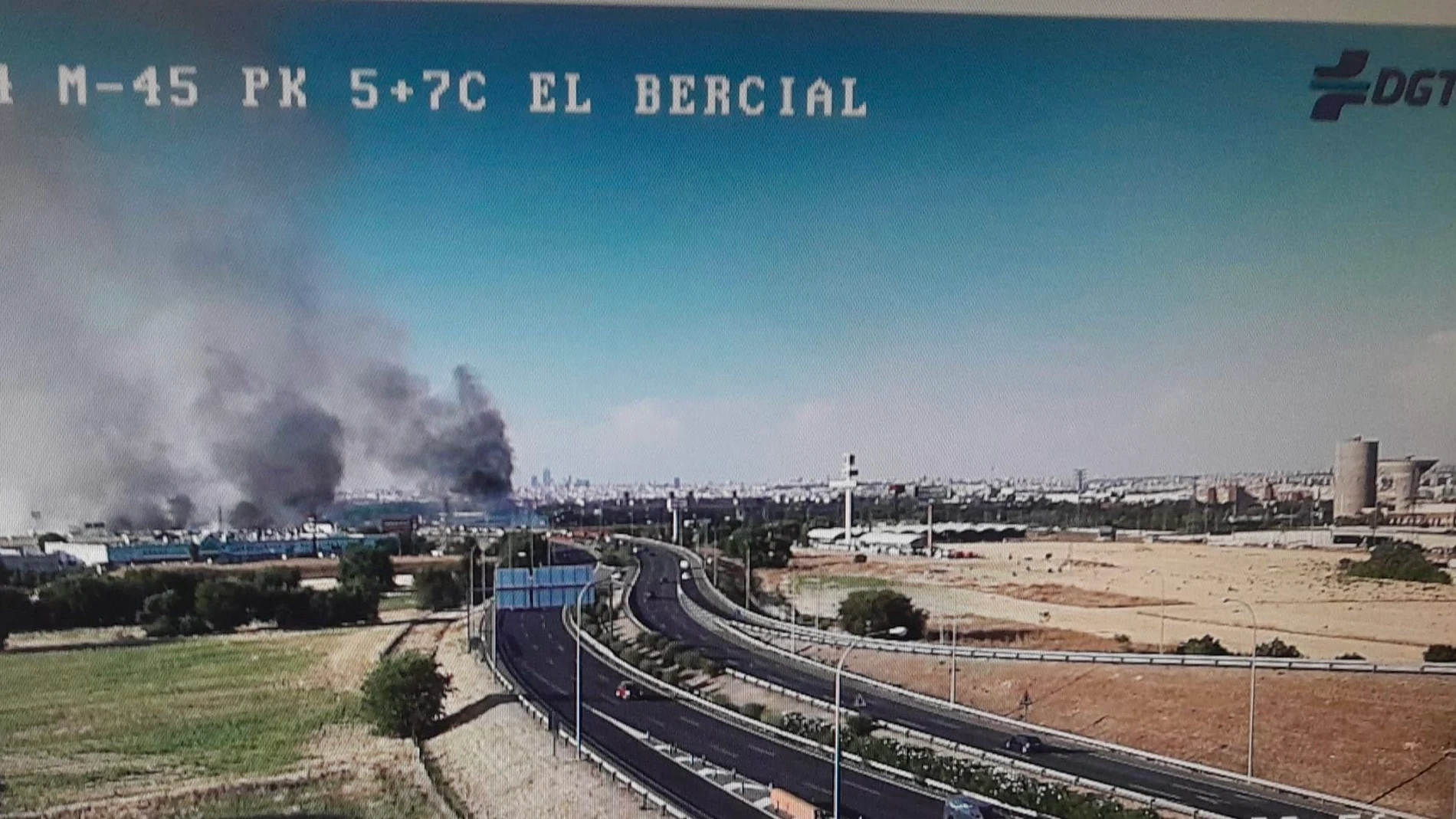 Sucesos.- Trabajan en la extinción de un incendio de vegetación cercano a la M-45REMITIDA / HANDOUT por EMERGENCIAS 112 COMUNIDAD DE MADRIDFotografía remitida a medios de comunicación exclusivamente para ilustrar la noticia a la que hace referencia la imagen, y citando la procedencia de la imagen en la firma10/08/2025