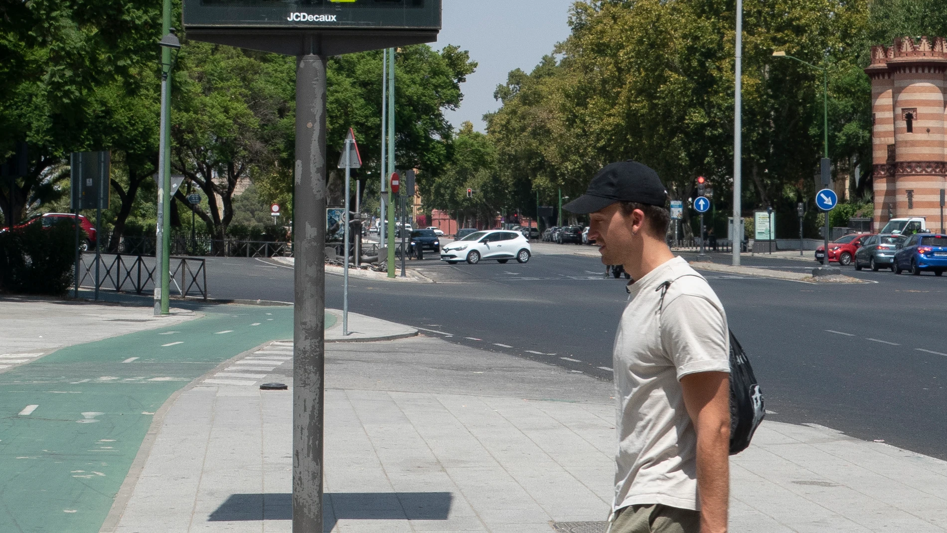 SEVILLA, 10/08/2025.- La sensación del octavo día de la ola de calor sigue siendo sofocante, con temperaturas máximas que en algunos puntos sobrepasan los 40 grados, este domingo. EFE/David Arjona.