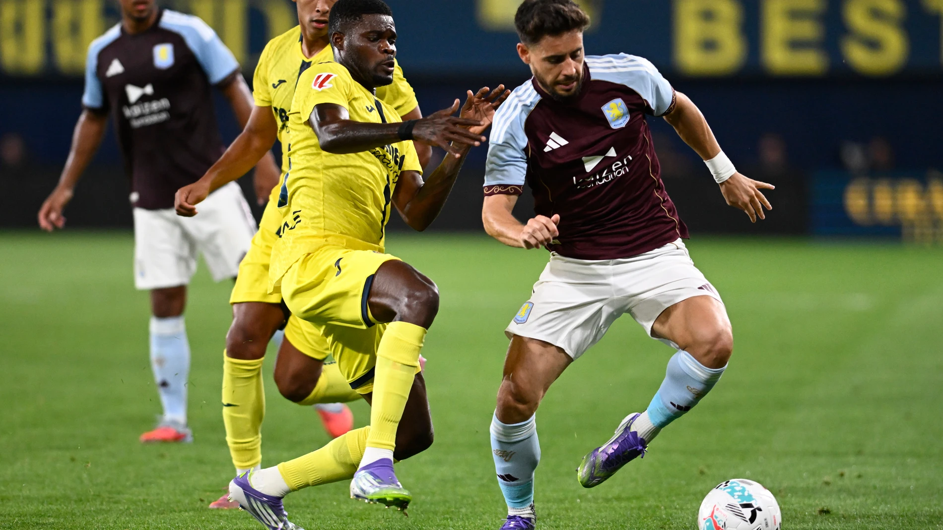 VILLARREAL, 10/08/2025.- El centrocampista ghanés del Villarreal Thomas Partey (i) lucha con Álex Moreno, del Aston Villa, durante el partido del Trofeo de la Cerámica que Villarreal CF y Aston Villa juegan este domingo en el estadio de La Cerámica, en Villarreal. EFE/Andreu Esteban