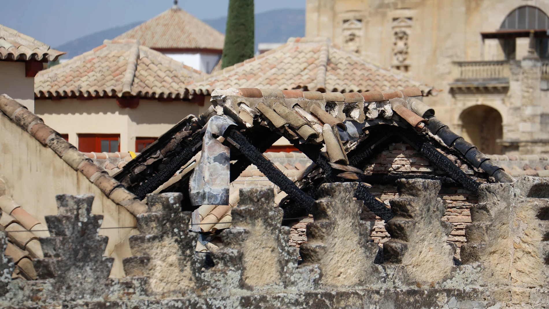 CÓRDOBA, 10/08/2025.- Continúan los trabajos de evaluación de daños en el tejado de la Mezquita de Córdoba. La Mezquita-Catedral de Córdoba retoma poco a poco su normalidad después del incendio en el que una capilla colapsó y se derrumbó el techo y otras dos resultaron afectadas, con la excepción de las visitas nocturnas al monumento que aún no se han restablecido. EFE/ Salas