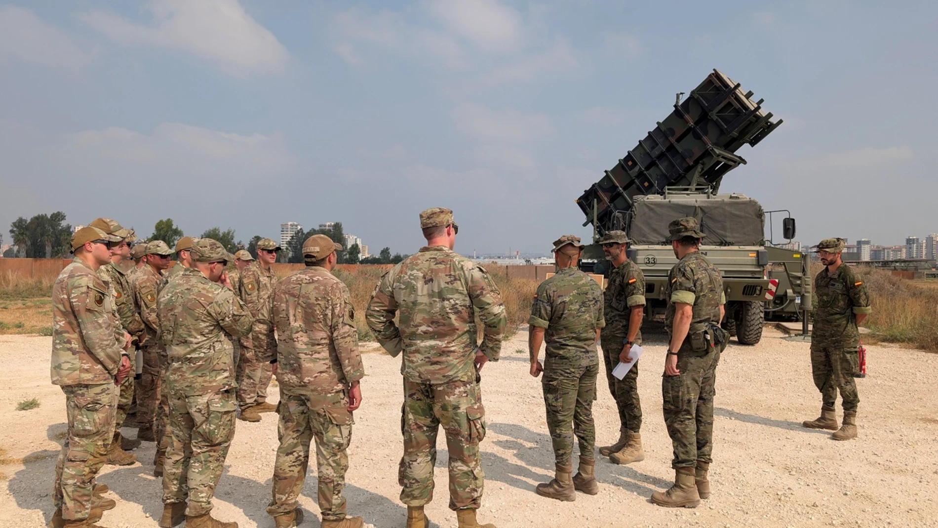 Militares españoles explican a los de EE UU la misión de la batería "Patriot"