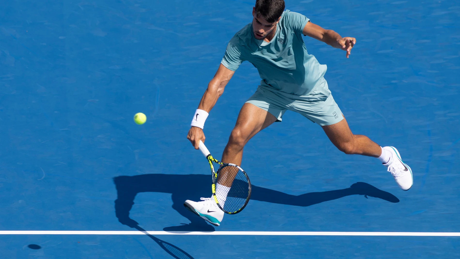 10 August 2025, US, Mason: Spanish tennis player Carlos Alcaraz in action against Bosnia's Damir Dzumhur during their men's singles round of 64 of the Cincinnati Open tennis tournament at the Lindner Family Tennis Center. Photo: Wally Nell/ZUMA Press Wire/dpa 10/08/2025 ONLY FOR USE IN SPAIN