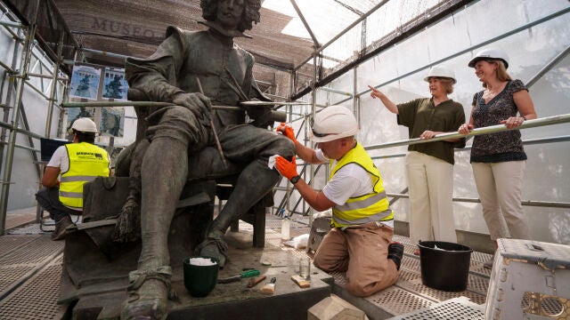 El Ayuntamiento restaura el monumento a Velázquez en el paseo del Prado. David Jar