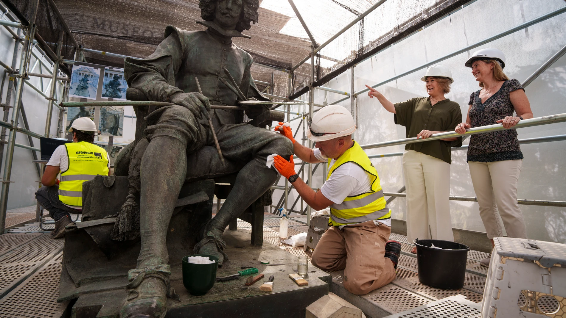 El Ayuntamiento restaura el monumento a Velázquez en el paseo del Prado. La delegada de Cultura, Turismo y Deporte, Marta Rivera de la Cruz, ha visitado hoy los trabajos, que finalizarán la primera quincena de septiembre