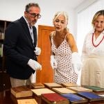 La consejera de Cultura y Deporte, Patricia del Pozo (3i), en una visita a las primeras ediciones adquiridas por la Junta de Andalucía.