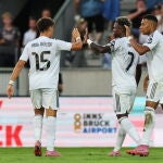 Arda Güler, con Vinicius y Mbappé, tras el primero de los goles del francés al Tirol