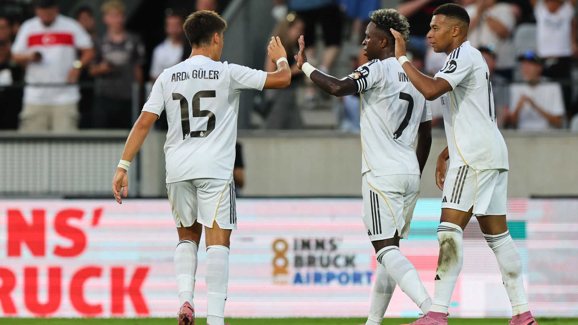 Innsbruck (Austria), 12/08/2025.- Kylian Mbappe of Real Madrid (R) celebrates with teammates after scoring the 0-3 goal during a friendly match between WSG Tirol and Real Madrid, in Innsbruck, Austria, 12 August 2025. (Futbol, Amistoso) EFE/EPA/ANNA SZILAGYI