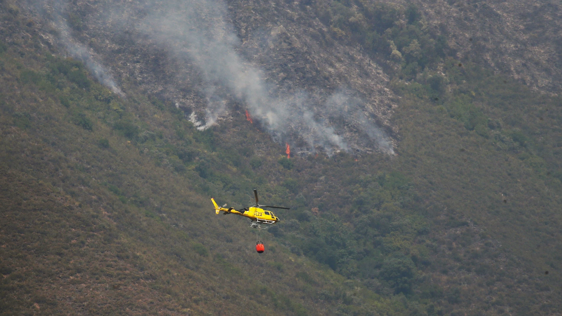 SOTILLO DE CABRERA (LEÓN), 12/08/2025.- Helicópteros trabajan este martes, en la extinción del incendio cercano a la localidad de Pombriego (León). El incendio forestal declarado este pasado sábado en la localidad de Yeres (León) y que ha afectado al espacio natural de Las Médulas, catalogado por la Unesco como Patrimonio de la Humanidad, mantiene a 700 vecinos evacuados de cuatro poblaciones, aunque su evolución durante esta pasada noche ha mejorado y muchos de los frentes están controlados....