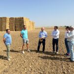 El viceconsejero de Política Agraria Comunitaria y Desarrollo Rural, Jorge LLorente, ha visitado la localidad palentina de Villasarracino, inmersa en uno de estos proyectos, para explicar los beneficios que aportan y presentar una novedosa aplicación informática que agiliza, digitaliza y moderniza la tramitación administrativa.