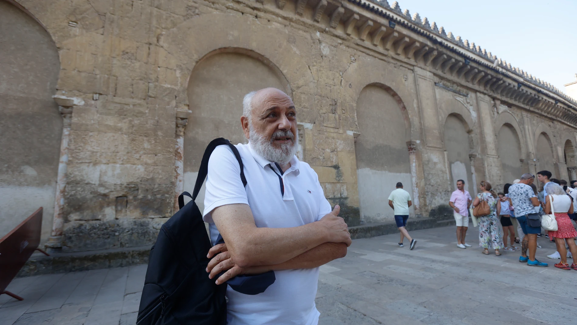 CÓRDOBA, 12/08/2025.- El presidente de ICOMOS España, Juan Carlos Molina, durante la visita realizada este martes a la Mezquita-Catedral de Córdoba para conocer el impacto que tuvo en el monumento el incendio que se declaró en una de sus capillas el pasado viernes.EFE/Salas