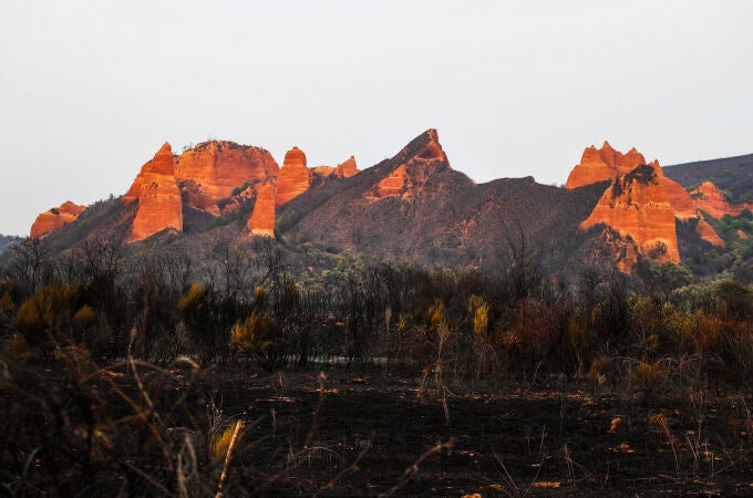 La mejor evolución del incendio de Las Médulas permite regresar a casa a los desalojados
