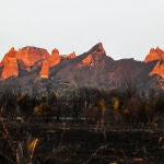 La mejor evolución del incendio de Las Médulas permite regresar a casa a los desalojados
