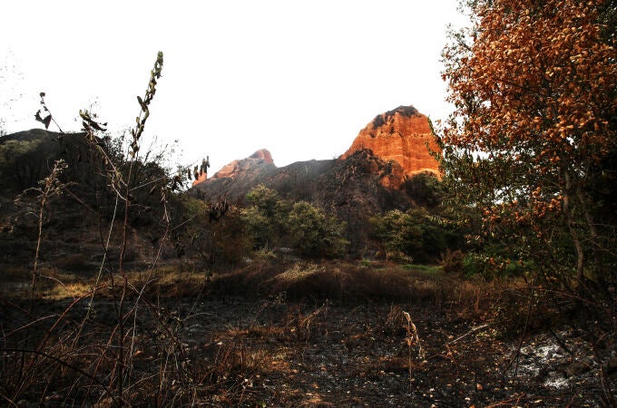 La mejor evolución del incendio de Las Médulas permite regresar a casa a los desalojados