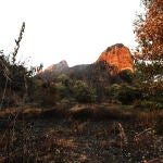 La mejor evolución del incendio de Las Médulas permite regresar a casa a los desalojados