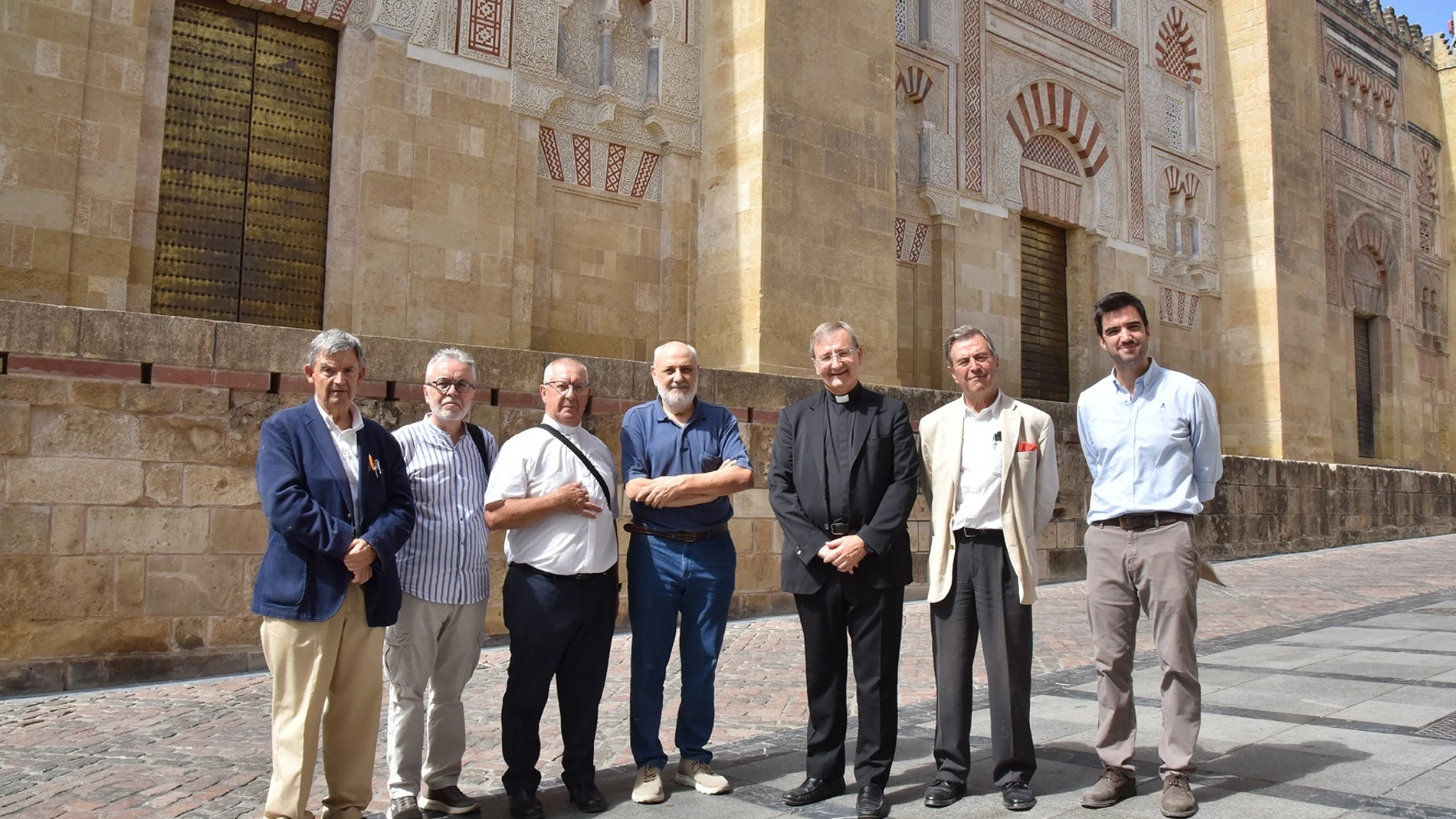 El presidente Icomos España, Juan Carlos Molina, (centro), junto al deán del Cabildo Catedral, Joaquín Alberto Nieva, ante la Mezquita-Catedral.
