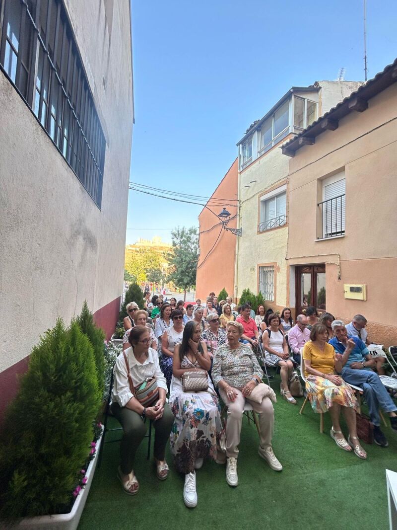 Gra ambiente en una de las terrazas literarias de verano de Villa Serendia, en Peñafiel, con el castillo al fondo