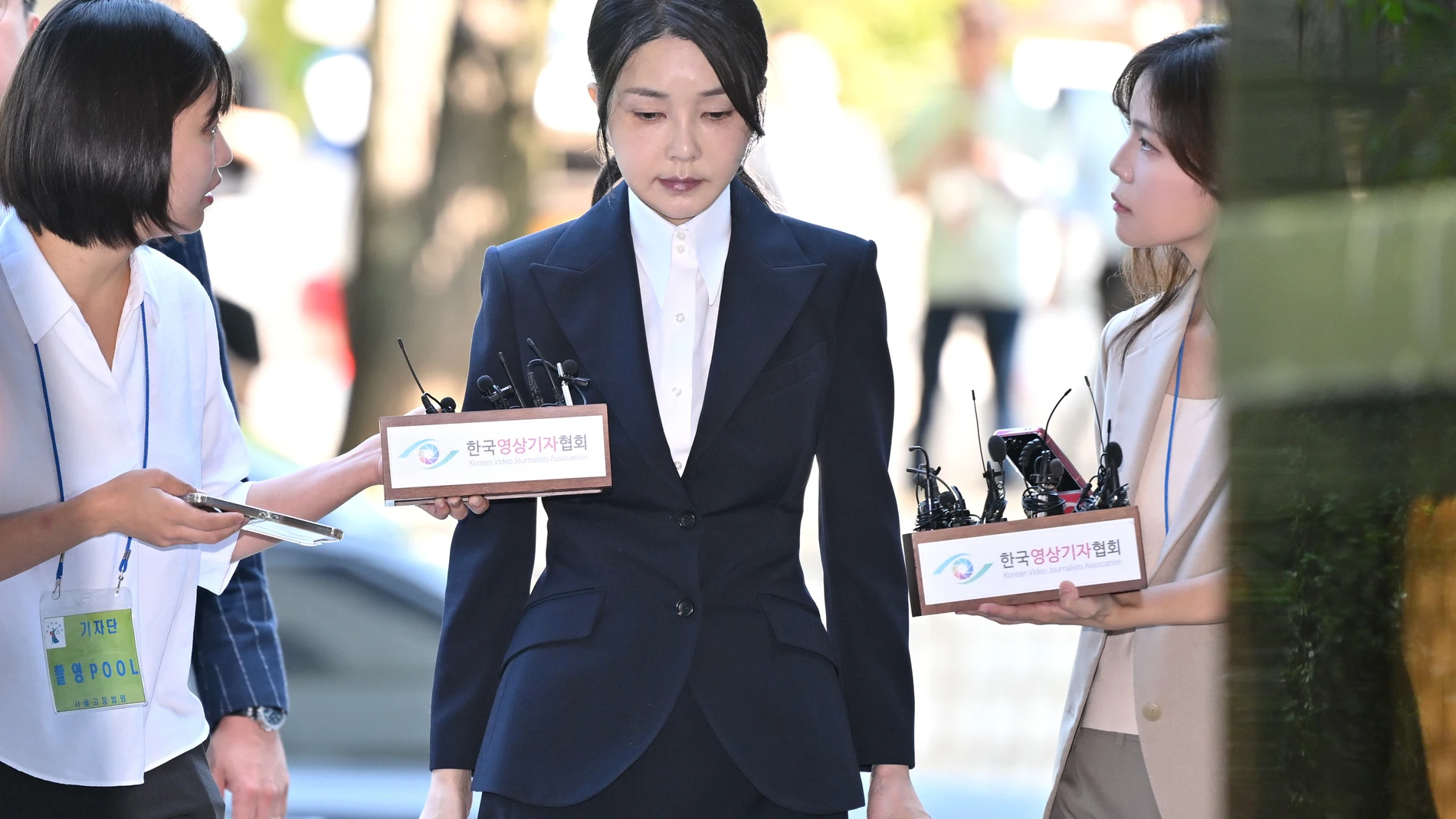 Seoul (South Korea), 11/08/2025.- South Korea's former first lady Kim Keon Hee (C), wife of impeached former South Korean President Yoon Suk Yeol, arrives at a court to attend a hearing to review her arrest warrant requested by special prosecutors at the Seoul Central District Court in Seoul, South Korea, 12 August 2025. (Corea del Sur, Seúl) EFE/EPA/JUNG YEON-JE / POOL