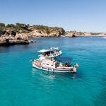Los 'bares flotantes' se poderan del mar en Formentera con precios abusivos: 