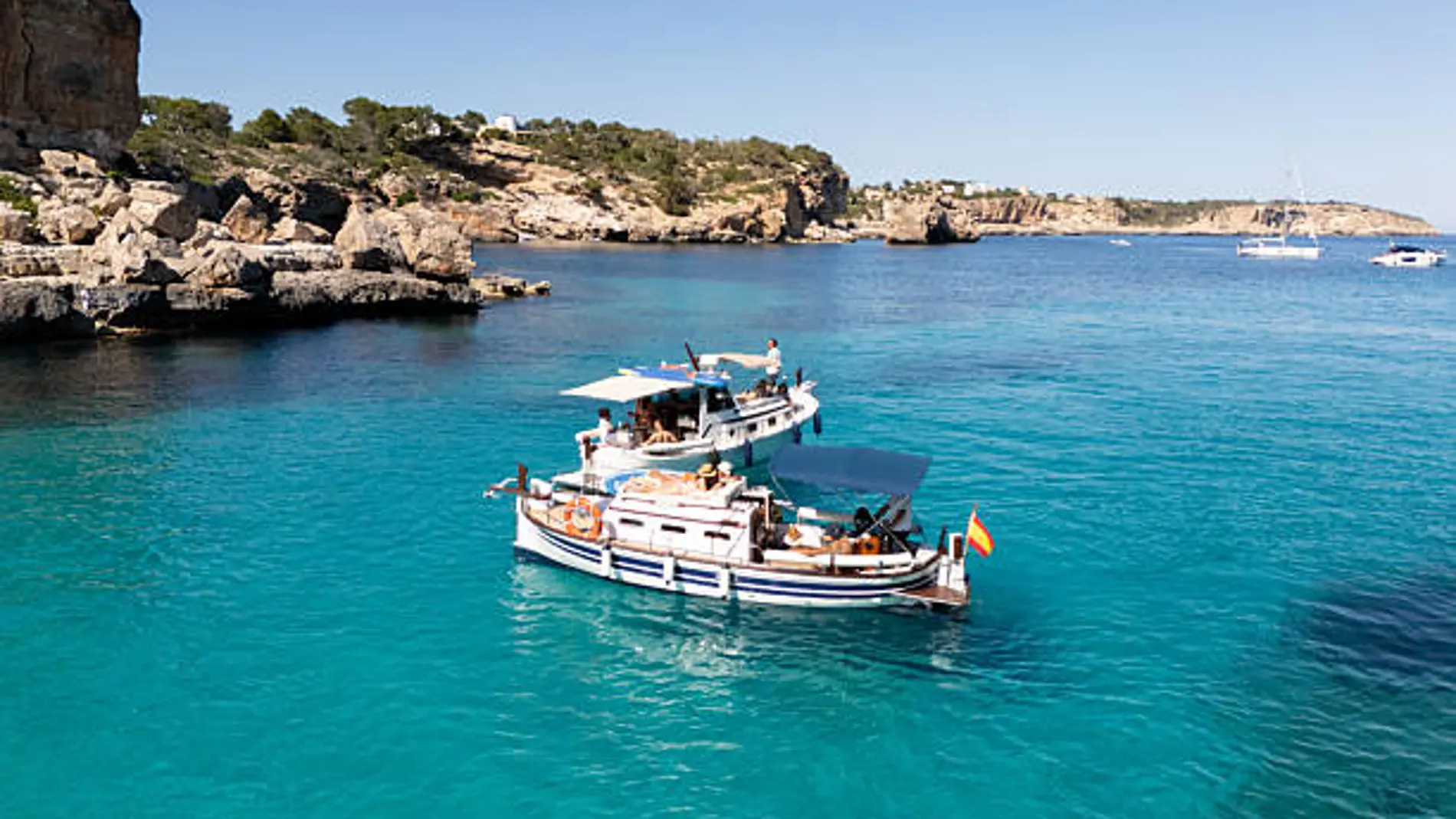 Los 'bares flotantes' se poderan del mar en Formentera con precios abusivos: