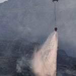 Cuatro medios aéreos se incorporan a la lucha contra el incendio en Tarifa (Cádiz)