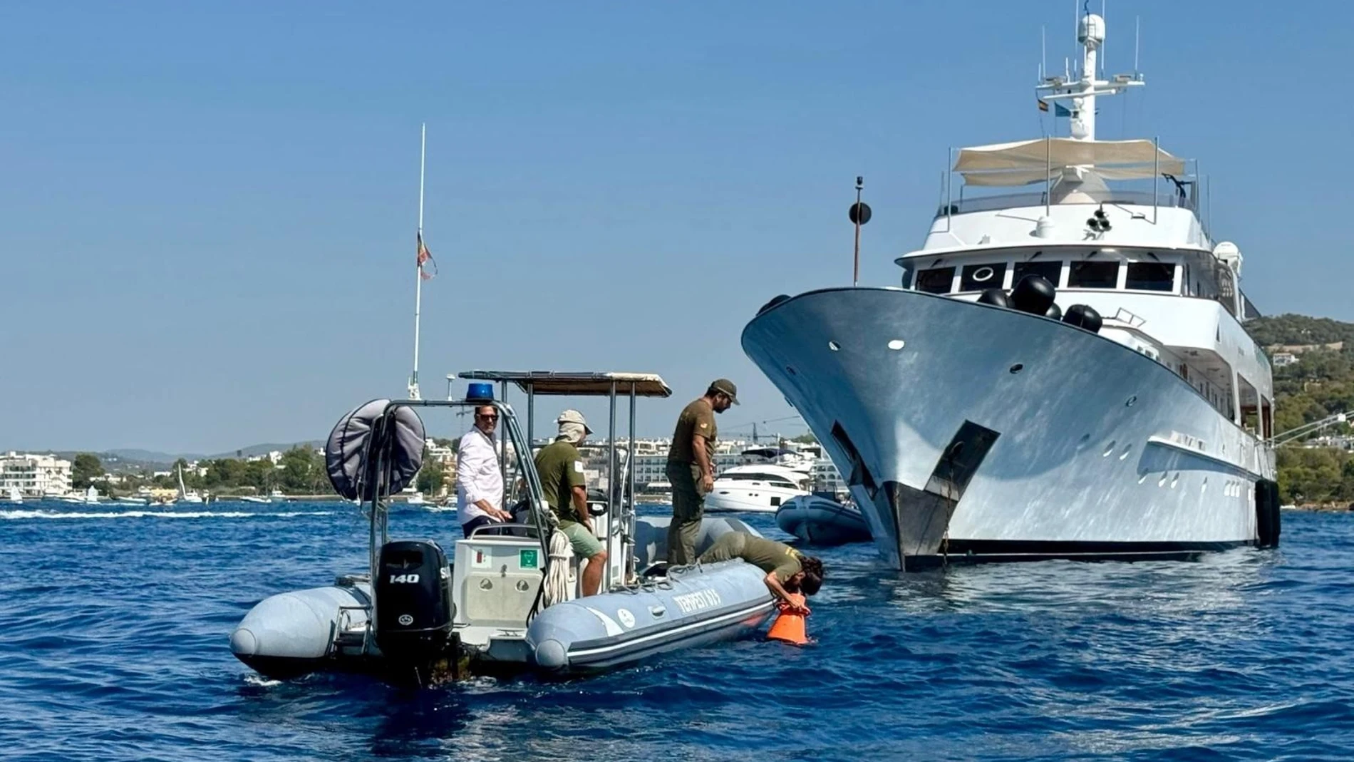 Una de las inspecciones para evitar el fondeo sobre praderas de posidonia en Ibiza. REMITIDA / HANDOUT por CAIB Fotografía remitida a medios de comunicación exclusivamente para ilustrar la noticia a la que hace referencia la imagen, y citando la procedencia de la imagen en la firma 12/08/2025