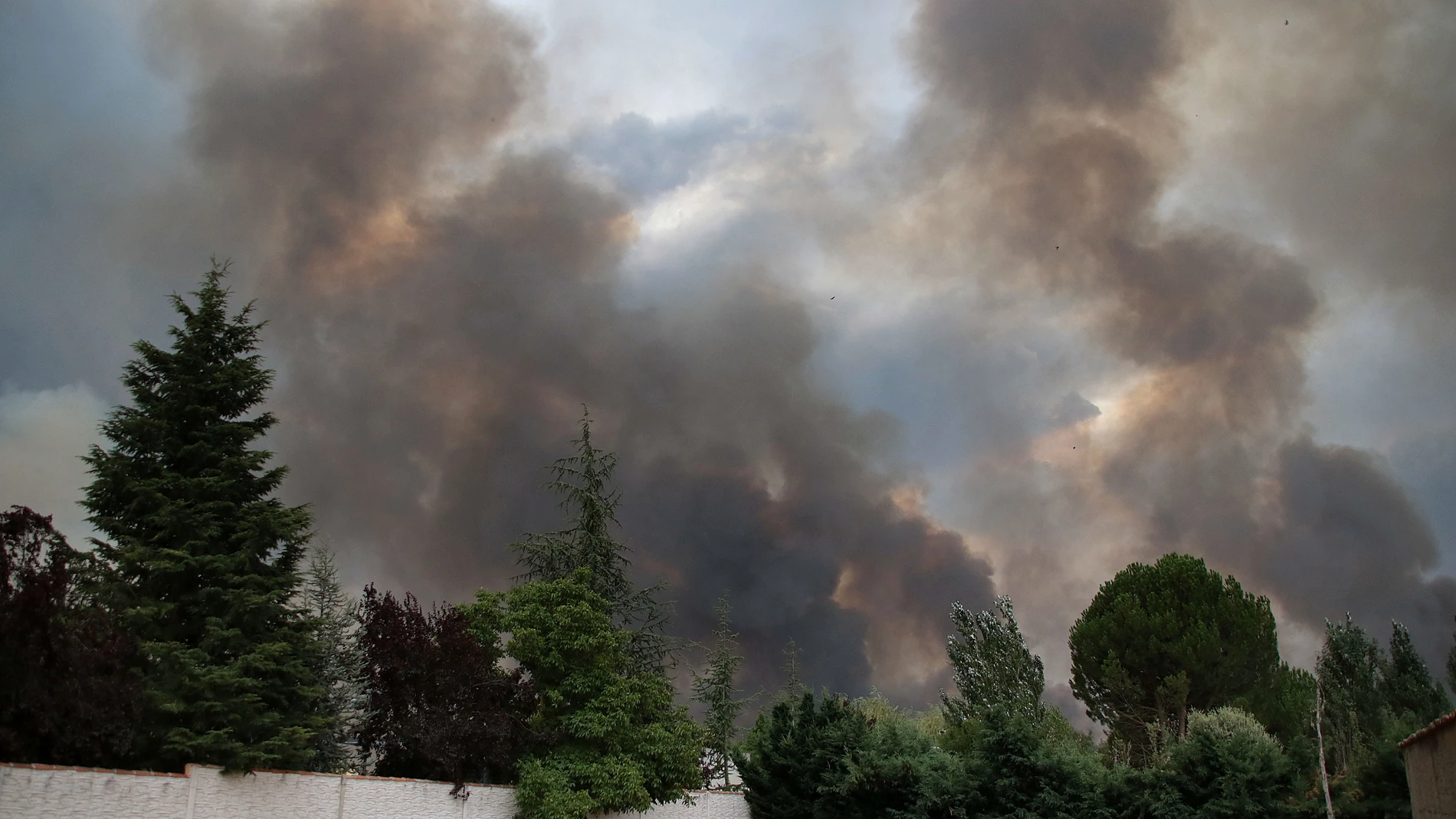 HERREROS DE JAMUZ (LEÓN), 12/08/2025.- El avance de las llamas en la provincia de León del incendio iniciado en Molezuelas de la Carballeda (Zamora) ha provocado el desalojo de otras 13 localidades en la provincia de León, por lo que ya son 5.500 los vecinos evacuados de 19 poblaciones leonesas desde el día de ayer. Las llamas avanzan rápidamente favorecidas por el intenso viento, que obligó a la evacuación a primera hora de la tarde de hoy martes de unos 300 vecinos de las localidades de Her...