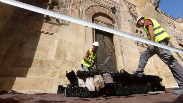 Operarios continuan con los trabajos en la Mezquita-Catedral de Córdoba