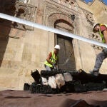 Operarios continuan con los trabajos en la Mezquita-Catedral de Córdoba