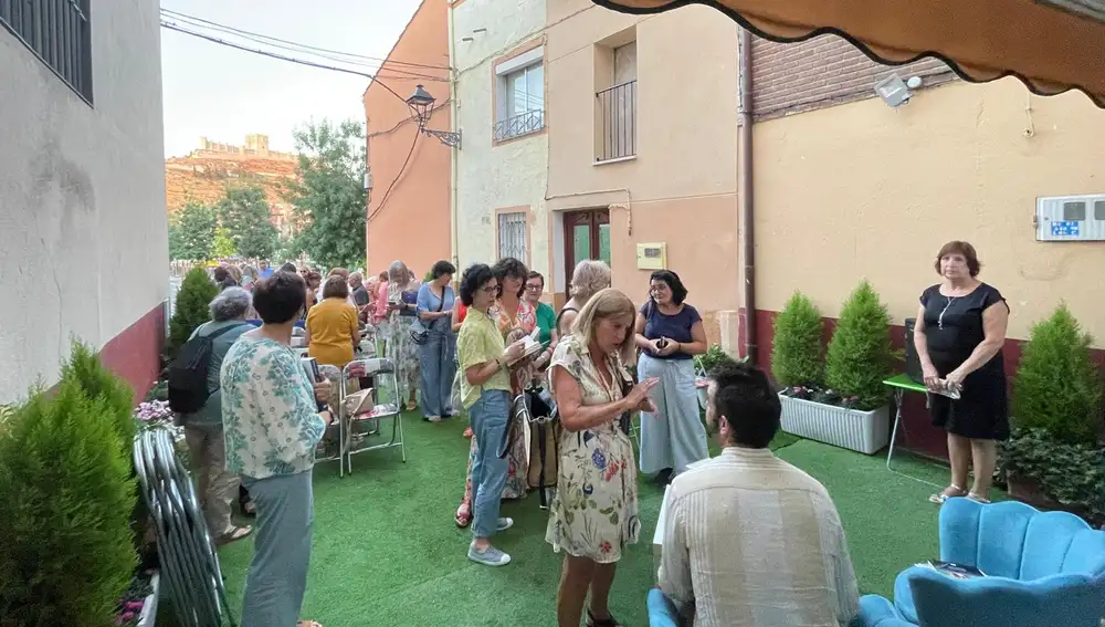 Vecinos de Peñqafiel conversan con el escritor Jorge Laguna